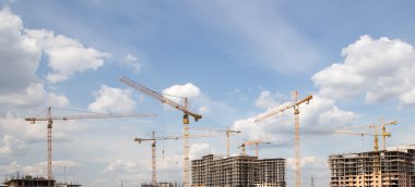 Vinçler üzerinde inşaat alanında. Endüstriyel görüntü