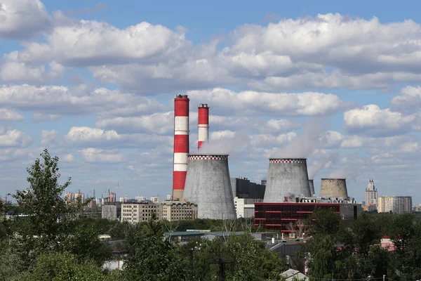 Rör av koleldning kraftverk. Moscow, Ryssland — Stockfoto