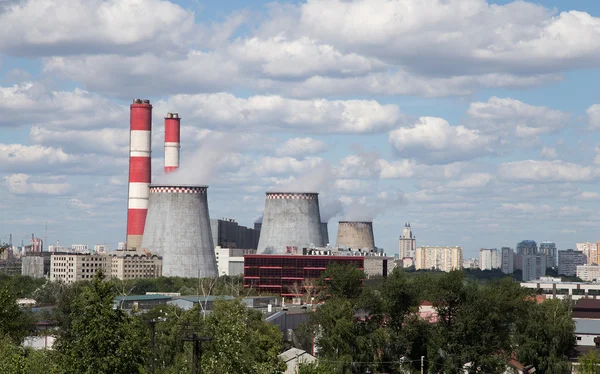 석탄 불타는 발전소의 파이프입니다. 모스크바, 러시아 — 스톡 사진