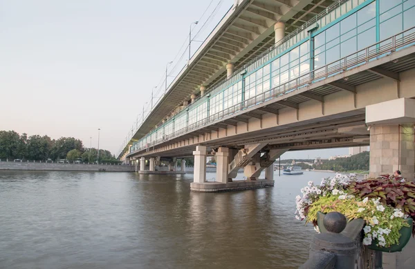 Rivière Moscou, pont Loujnetskaïa (pont du métro) et promenade. Moscou, Russie — Photo