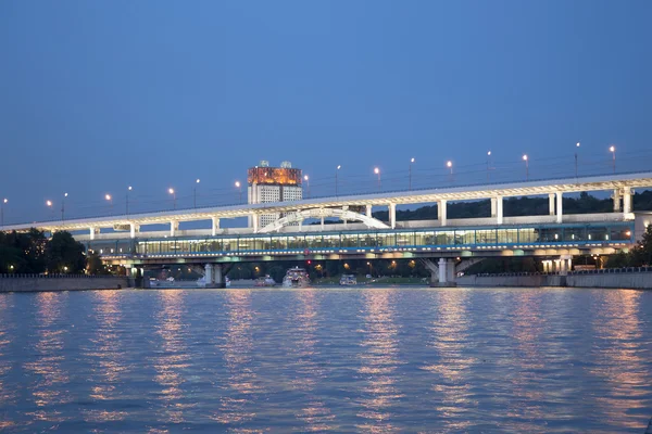 Rio Moscou, Ponte Luzhnetskaya (Ponte Metro) e passeio marítimo. Moscou, Rússia — Fotografia de Stock
