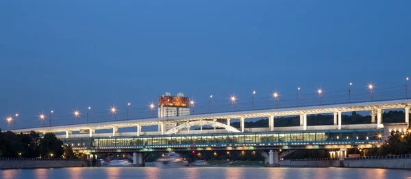 Moscow River, Luzhnetskaya Bridge (Metro Bridge) and promenade. Moscow, Russia — Stock Photo, Image