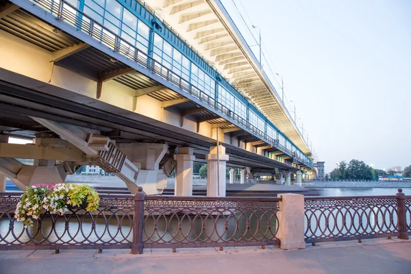 Rio Moscou, Ponte Luzhnetskaya (Ponte Metro) e passeio marítimo. Moscou, Rússia — Fotografia de Stock