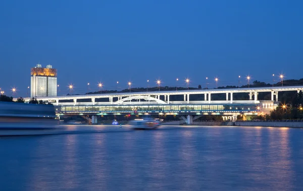 モスクワ川、luzhnetskaya ブリッジ （地下鉄や遊歩道。モスクワ、ロシア — ストック写真