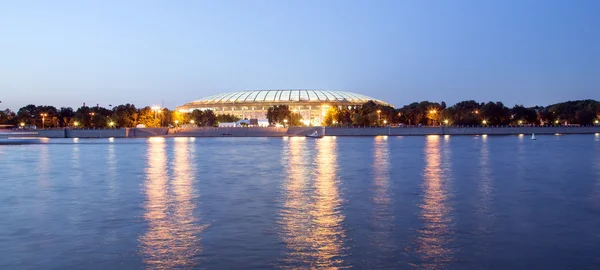 Nasyp moskva rzeki i luzhniki Stadium, noc widok, Moskwa, Federacja Rosyjska — Zdjęcie stockowe