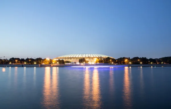 堤工程帮助河和卢日尼基体育场，夜视图，莫斯科，俄罗斯 — 图库照片