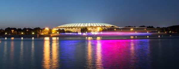 モスクワ川とルジニキ ・ スタジアム、夜ビュー、モスクワ、ロシアの堤防 — ストック写真