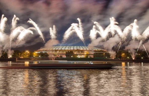 Tűzijáték töltésén a Moszkva folyó közelében luzhniki stadium, Oroszország. — Stock Fotó
