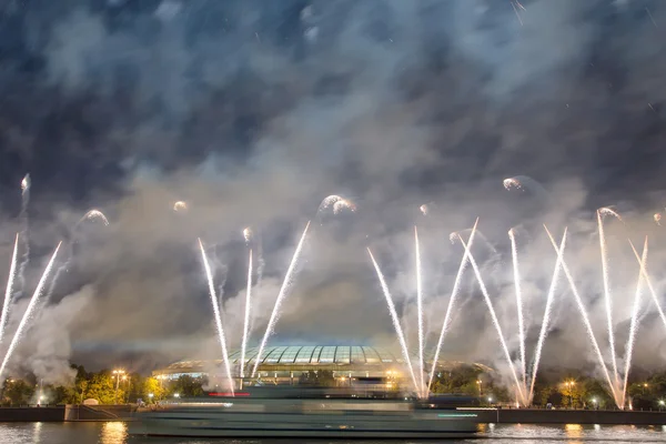 Tűzijáték töltésén a Moszkva folyó közelében luzhniki stadium, Oroszország. — Stock Fotó