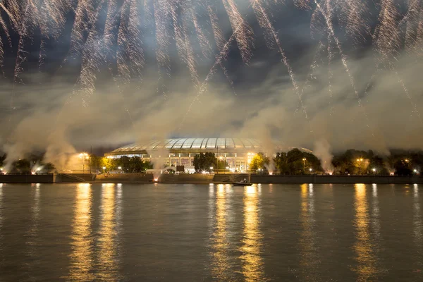 Tűzijáték töltésén a Moszkva folyó közelében luzhniki stadium, Oroszország. — Stock Fotó