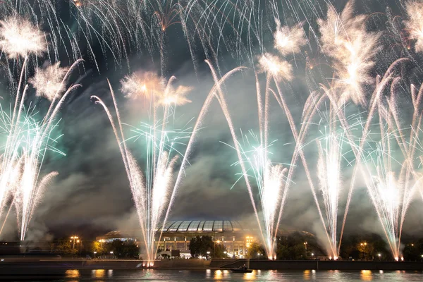 Fogos de artifício no dique do Rio Moskva perto do Estádio Luzhniki, Rússia . — Fotografia de Stock