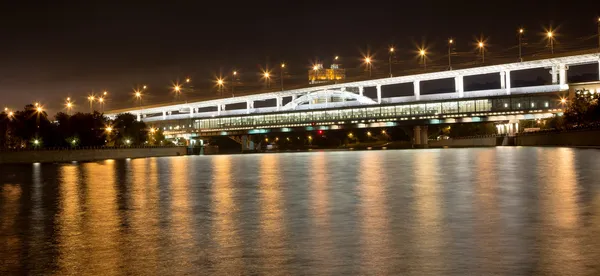 Rio Moscou, Ponte Luzhnetskaya (Ponte Metro) e passeio marítimo. Moscou, Rússia — Fotografia de Stock