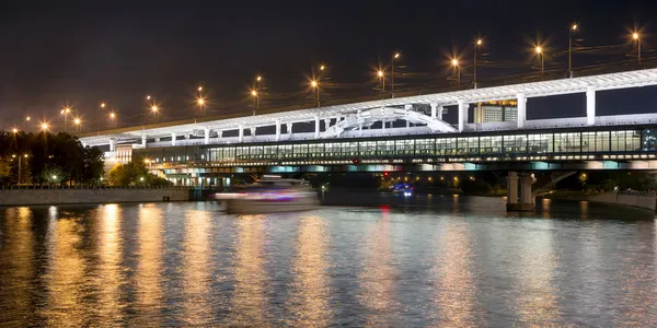 Москва-река, Лужнецкий мост (Метро-мост) и набережная. Москва, Россия — стоковое фото