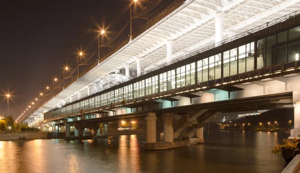 Rivière Moscou, pont Loujnetskaïa (pont du métro) et promenade. Moscou, Russie — Photo