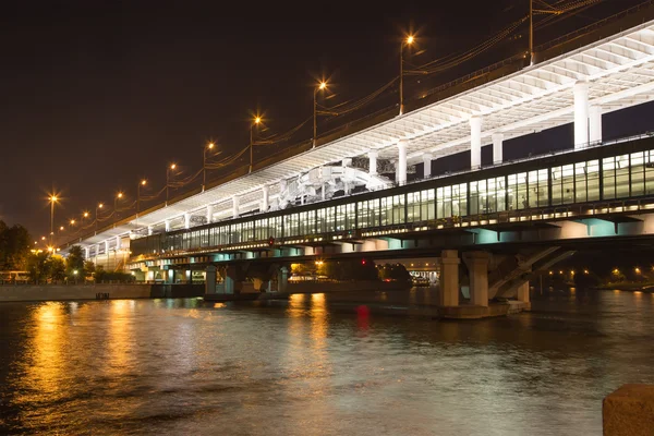 Moskva floden, luzhnetskaya överbryggar (metro överbryggar) och strandpromenaden. Moscow, Ryssland — Stockfoto