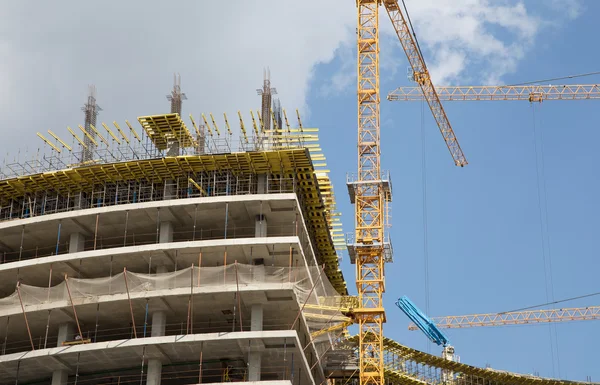 Grúas en un sitio de construcción. Imagen industrial — Foto de Stock