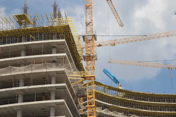 Kraner på byggeplass. Industrielt bilde – stockfoto