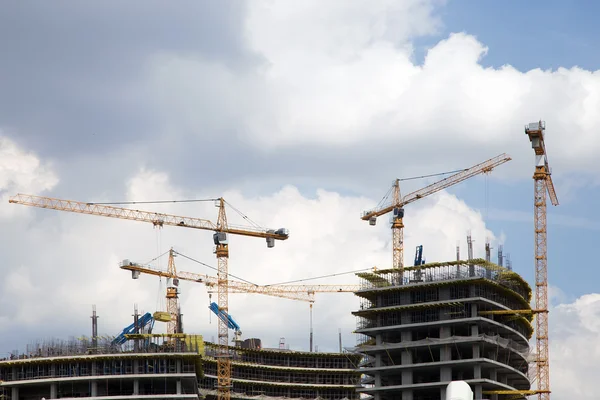 Grúas en un sitio de construcción. Imagen industrial —  Fotos de Stock