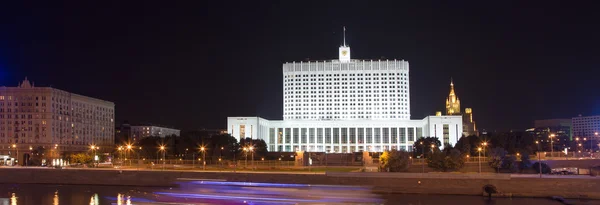 Dom rządu w Moskwie, Rosja, w nocy. — Zdjęcie stockowe