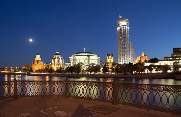 Zakelijke en culturele complexe rivier torens (Moskou internationale huis van muziek, swissotel Medulin Resort, kunstgalerie enz), Moskou, Rusland — Stockfoto