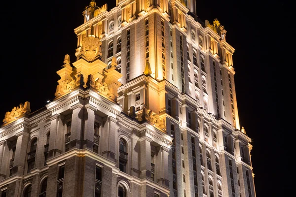 Edificio de gran altura por la noche, Moscú, Rusia —  Fotos de Stock
