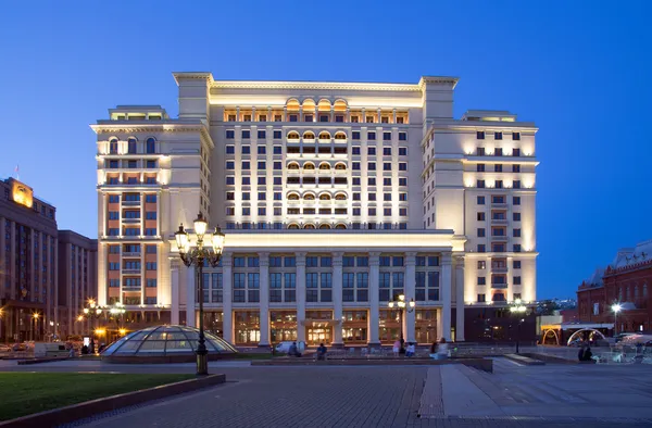 Blick auf die Ostfassade des alten Hotels moskva vom Manegenplatz aus. Moskau, Russland — Stockfoto