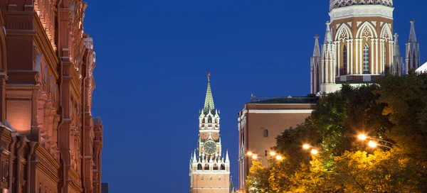 Moskova kremlin tarafından gece, Rusya Federasyonu — Stok fotoğraf