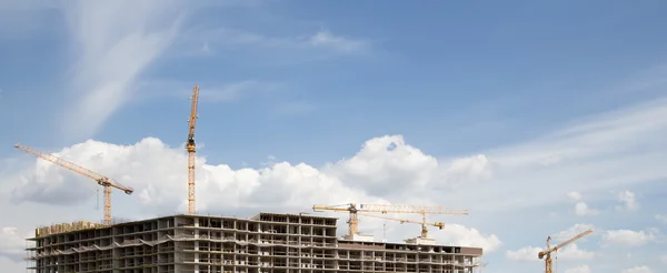 Grues sur un chantier de construction. Image industrielle — Photo