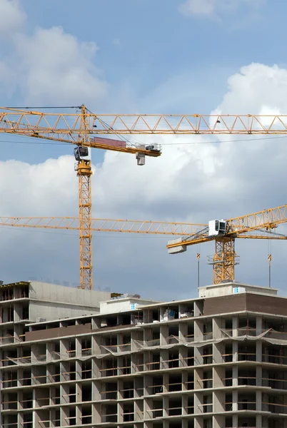 Cranes on a construction site. Industrial image — Stock Photo, Image