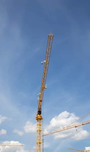 Vinçler üzerinde inşaat alanında. Endüstriyel görüntü — Stok fotoğraf