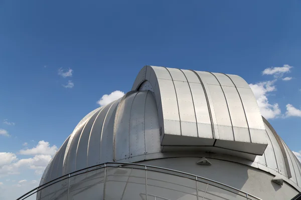 Planetario de Moscú en el fondo del cielo, Rusia — Foto de Stock