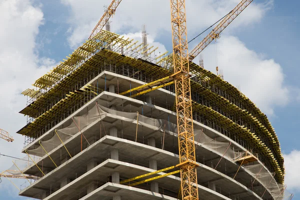 Grúas en un sitio de construcción. Imagen industrial — Foto de Stock