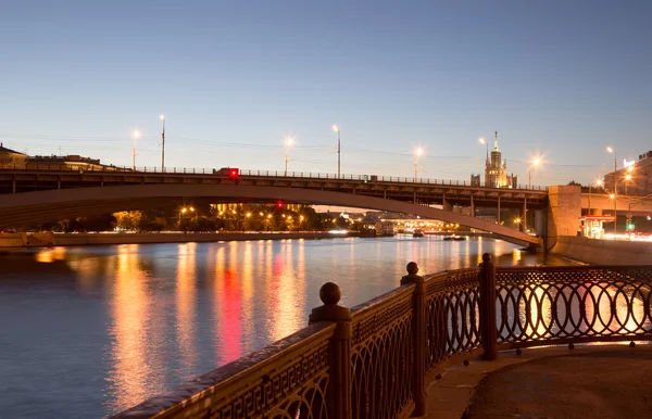 Moskova Nehri gecede. Moscow, Rusya Federasyonu — Stok fotoğraf