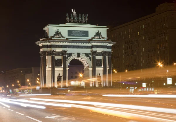 Ville de Moscou arc de triomphe dans la nuit. Moscou, Russie — Photo