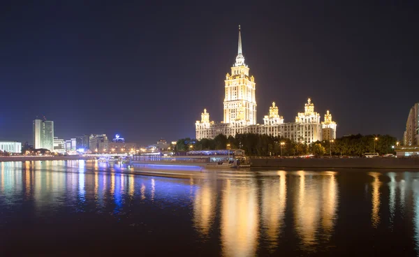 高层建筑在夜晚，莫斯科，俄罗斯 — 图库照片