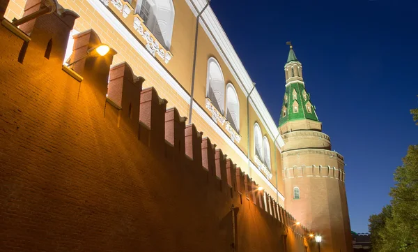 Kremlin van Moskou bij nacht, Rusland — Stockfoto