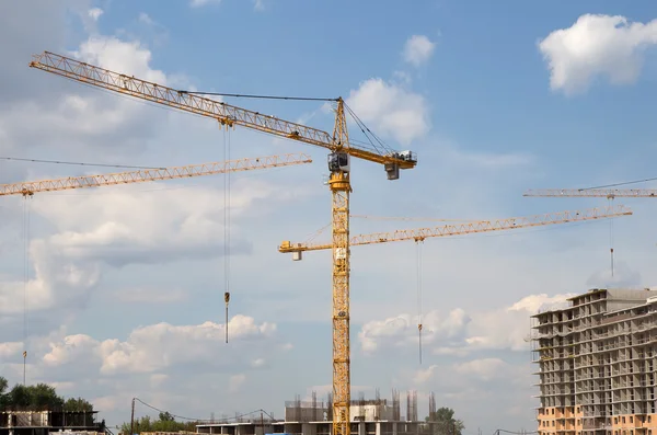 Kranen op een bouwplaats. industriële afbeelding — Stockfoto