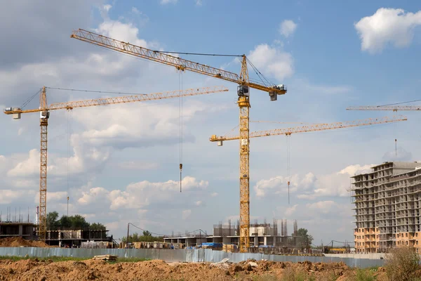 Kräne auf einer Baustelle. Industrielles Image — Stockfoto