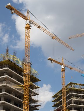 Vinçler üzerinde inşaat alanında. Endüstriyel görüntü