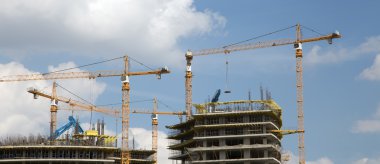 Vinçler üzerinde inşaat alanında. Endüstriyel görüntü