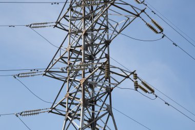 elektrik direkleri ve çizgi