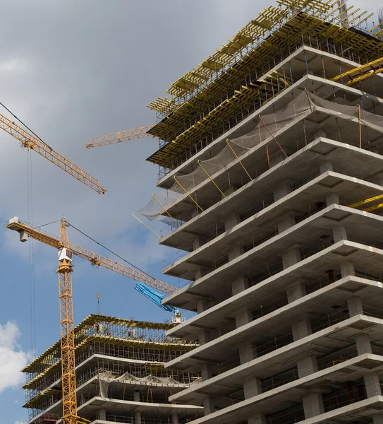 Kranen op een bouwplaats. industriële afbeelding — Stockfoto