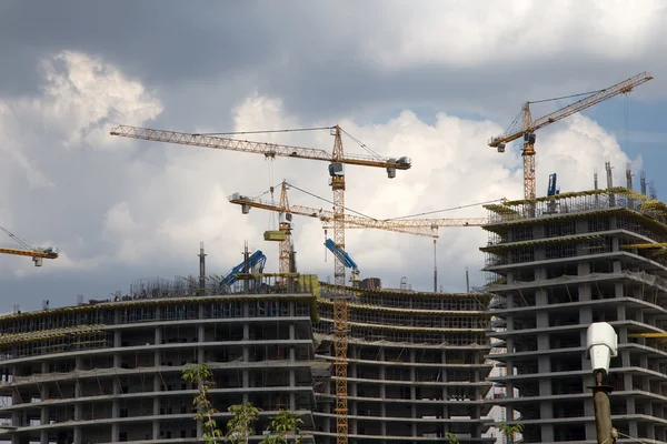 Grúas en un sitio de construcción. Imagen industrial —  Fotos de Stock