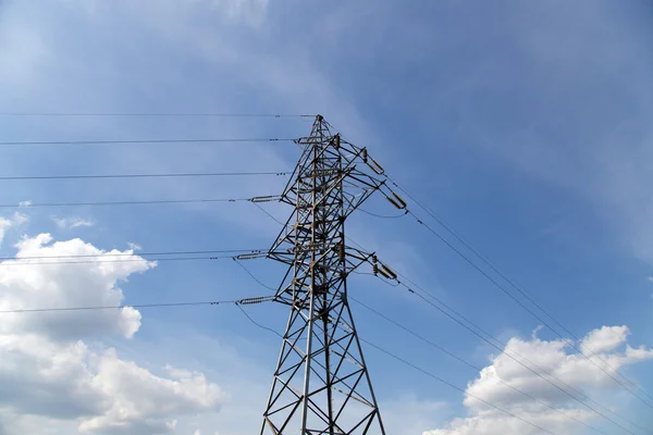 Elektriciteit pylonen en lijn — Stockfoto