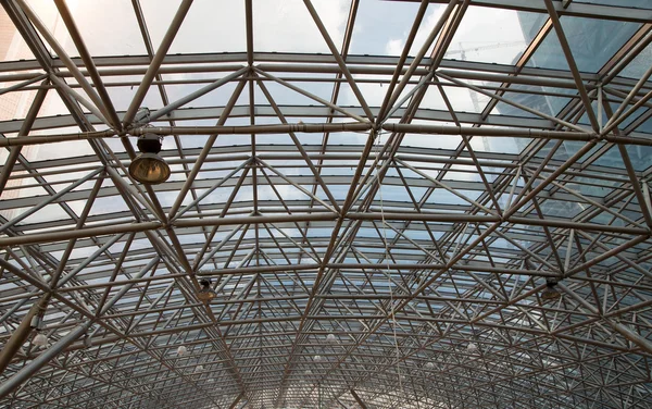 Telhado de vidro com estrutura metálica em perspectiva — Fotografia de Stock