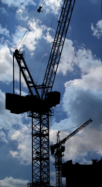 Grúas en un sitio de construcción. Imagen industrial —  Fotos de Stock