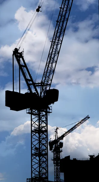 Grúas en un sitio de construcción. Imagen industrial — Foto de Stock