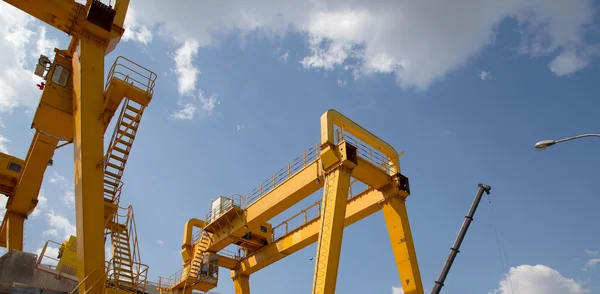 Gul gantry bridge kran för last och konstruktion — Stockfoto