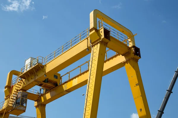 Gul gantry bridge kran för last och konstruktion — Stockfoto