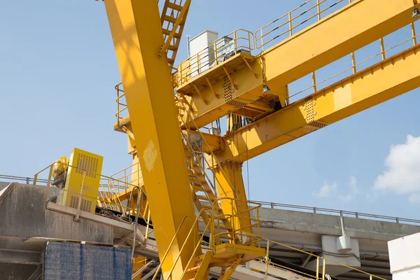 Gul gantry bridge kran för last och konstruktion — Stockfoto